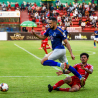 រូបភាពទី១. ខ្សែប្រយុទ្ធ Pedro Augusto របស់ក្រុមព្រះខ័នរាជស្វាយរៀង បានអូសបាល់រំលងខ្សែការពារ យ៉ើ សហ្វី របស់ក្រុមភ្នំពេញក្រោនក្នុងការប្រកួតពានរង្វាន់មិត្តហ្វូនខេមបូឌានលីគ ឆ្នាំ២០២០ Apdoulrashim-1