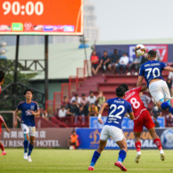 រូបភាពទី២. ខ្សែប្រយុទ្ធ Pedro Augusto របស់ក្រុមស្វាយរៀង បានលោតតែតបាល់រំលងខ្សែបម្រើ អ៊ន ចាន់ប៉ូលីន របស់ក្រុមភ្នំពេញក្រោនក្នុងសប្តាហ៍ទី៥) ក្នុងពេលប្រកួតពានរង្វាន់មិត្តហ្វូនខេមបូឌានលីគ ឆ្នាំ២០២០ Apdoulrashim-2