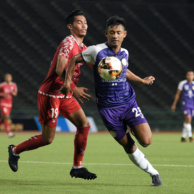 រូបភាពទី៤ ខ្សែការពារឡេងមករា (ខាងស្តាំ) របស់ក្រុមណាហ្គាវើលដ៍បានព្យាយាមគ្រប់គ្រងបាល់គេចចេញពីការប្រជែងរបស់ខ្សែប្រយុទ្ធ ប្រាក់ ធីរ៉ា របស់ក្រុមភ្នំពេញក្រោន នៅក្នុងការប្រកួតវគ្គពាក់កណ្តាលផ្តាច់ ព្រ័ត្រ ពានរង្វាន់សម្តេច ហ៊ុន សែន ឆ្នាំ២០២០។ Apdoulrashim-4