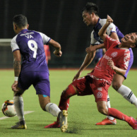 រូបភាពទី៥ ខ្សែបម្រើ ម៉ៅ ពិសិដ្ឋរបស់ក្រុមភ្នំពេញក្រោន ត្រូវបានរារាំងដោយខ្សែបម្រើ វ៉ា ខ្វីនទីន និងខ្សែការពារ រៀម ស៊ឹង របស់ក្រុមណាហ្គាវើល នៅក្នុងការប្រកួតវគ្គពាក់កណ្តាលផ្តាច់ព្រ័ត្រ ពានរង្វាន់សម្តេច ហ៊ុន សែន ឆ្នាំ២០២០។ Apdoulrashim-5