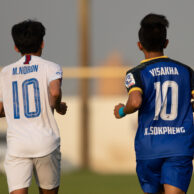 កីឡាករម្ចាស់អាវលេខ១០ ទាំងពីរ គឺកីឡាករខ្មែរដែលរកគ្រាប់បាល់បានច្រើនជាងគេ (ខាងឆ្វេងៈ កីឡាកររបស់ក្លិបបាល់ទាត់បឹងកេត ម៉ាត់ នូរុណ រកបាន ១៥គ្រាប់, កីឡាកររបស់ក្លិបបាល់ទាត់វិសាខា កែវ សុខផេង រកបាន៩គ្រាប់)
នៅក្នុងពានរង្វាន់មិត្តហ្វូនខេមបូឌានលីគឆ្នាំ២០២០។ Vandy-1