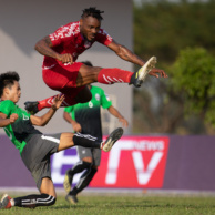 សកម្មភាពទាត់បាល់ដ៏អស្ចារ្យរបស់កីឡាករក្រុមភ្នំពេញក្រោន TIMOTHY នៅក្នុងការប្រកួតជាមួយក្រុមសាលាបាល់ទាត់ជាតិបាទី សប្តាហ៍ទីពីរ នៃពានរង្វាន់មិត្តហ្វូនខេមបូឌានលីគឆ្នាំ២០២០។ Vandy-2