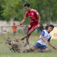 សកម្មភាពប្រជែងយកបាល់របស់កីឡាករ សំ តារា ក្រុមគីរីវង់សុខសែនជ័យ ជាមួយនិងកីឡារ ប្រាក់ ធីរ៉ា ក្រុមភ្នំពេញក្រោន នៅក្នុងការប្រកួតវគ្គ៨ក្រុមចុងក្រោយជើងទីពីរ នៃពានរង្វាន់សម្តេចអគ្គមហាសេនាបតីតេជោ ហ៊ុន សែន លើកទី១៤ ថ្នាក់ជាតិ ឆ្នាំ២០២០។ Vandy-3